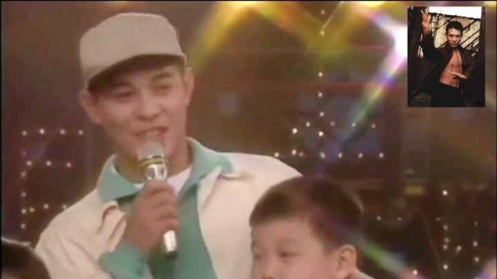 Dalam sebuah acara varietas awal, Jet Li ditanya oleh seorang anak apakah dia menyukai Bibi Tiga Bel