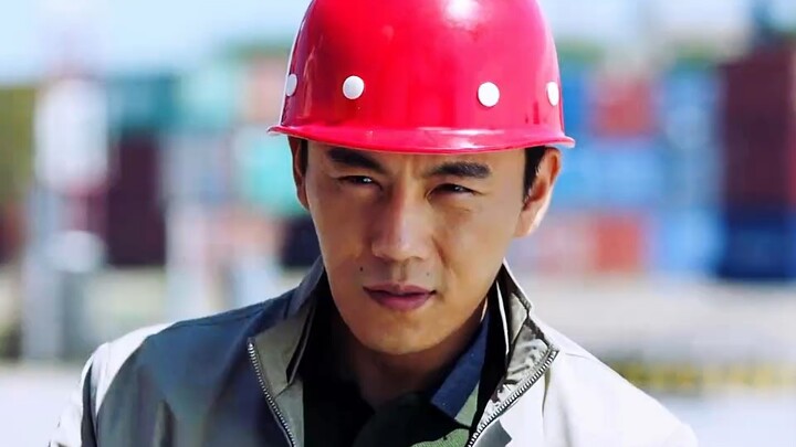 قام المدير الجديد بزيارة مفاجئة إلى الرصيف للتفتيش، وبالكاد ألقى نظرة واحدة حتى كشف قضية تهريب.