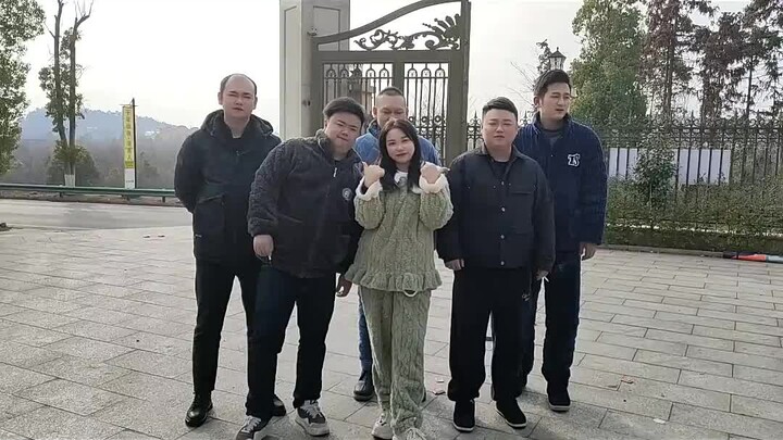 Các anh trai lừa em gái chụp ảnh chung, thế là một loạt nhân vật “cướp cảnh” ùa ra!