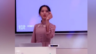 Khi một giáo viên mới có ngoại hình tuyệt đẹp đến lớp của bạn, thì chuyện gì sẽ xảy ra...