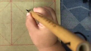 看这握笔姿势就知道，此子断不可小瞧！