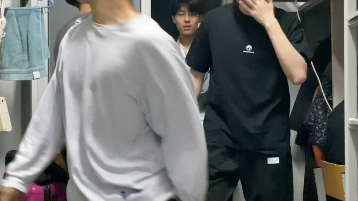 لا مانع من أن نضغط الثلاثيّة على هذا الفيديو، أليس كذلك؟