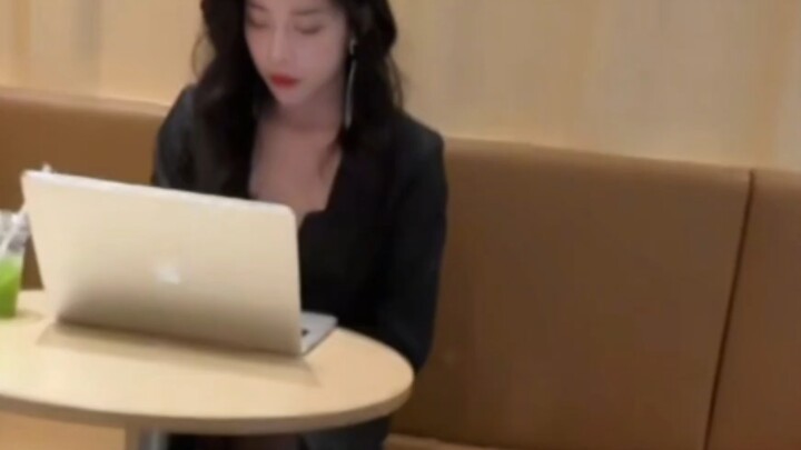 هذه أول مرة أرى شخصًا يتوسل هكذا لطلب معروف