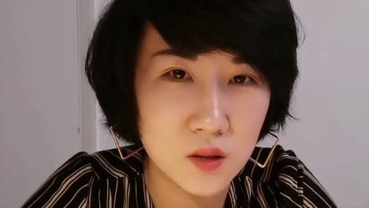 Mẹ chồng không bỏ kính râm khiến cả nhà mắc kẹt ở biên giới Canada