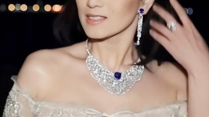 Other stars come to walk the red carpet, she comes to ascend the throne