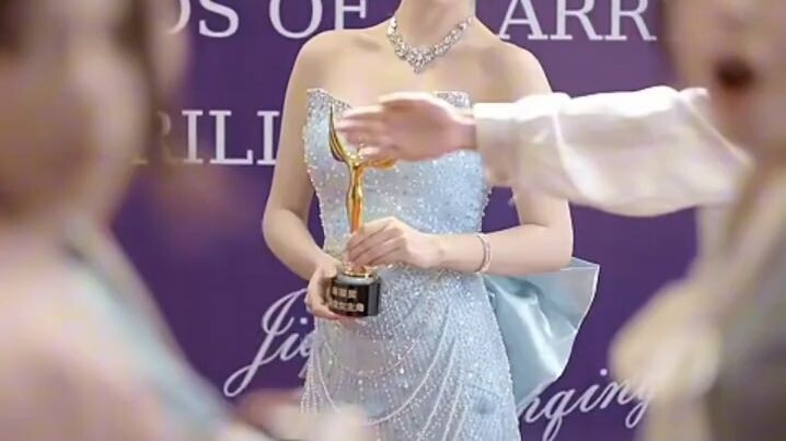 SISTEM CINTA PEMBALIK PERAN DI DALAM NOVEL