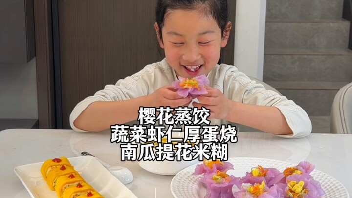 Mẹ hai con dậy sớm nấu bữa sáng cho con học tiểu học ở nhà