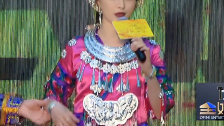 What a rare look! This lady has actually been in the same frame as Qiu Hua!!