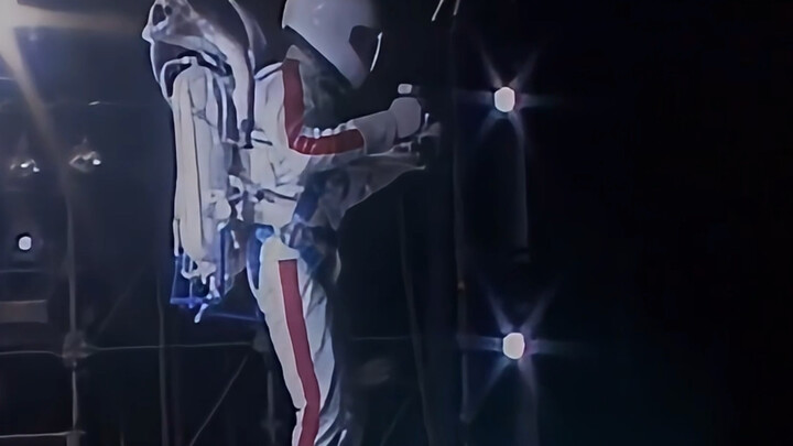 Selebriti pertama yang meninggalkan lokasi konser dengan alat terbang punggung #MichaelJackson