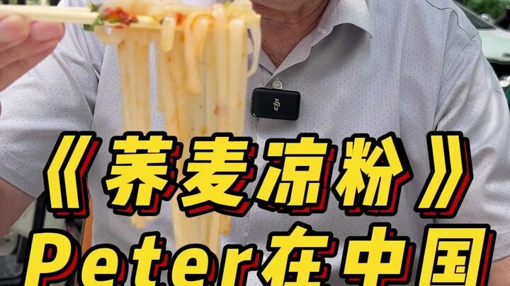 Foreigner tries soba jelly for the first time and mistakes it for giant jelly, completely shattering