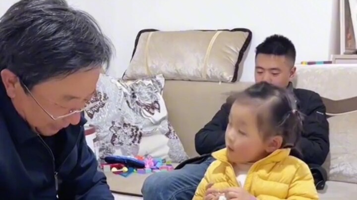 Cute kid fires a soul-searching question at grandpa, leaving him utterly flustered and at a loss for