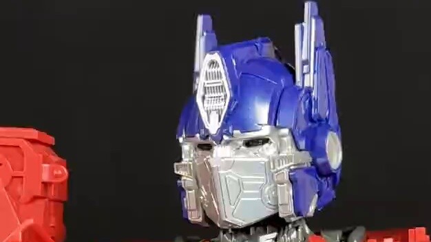 Thật tuyệt! Biến Optimus Prime thành trạm sạc!