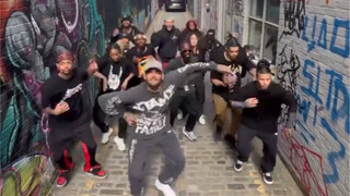 كريس براون وراقصوه المصاحبون يرقصون في شوارع لندن!