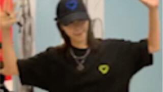 Thân Lưu Chân cắn dây chuyền…