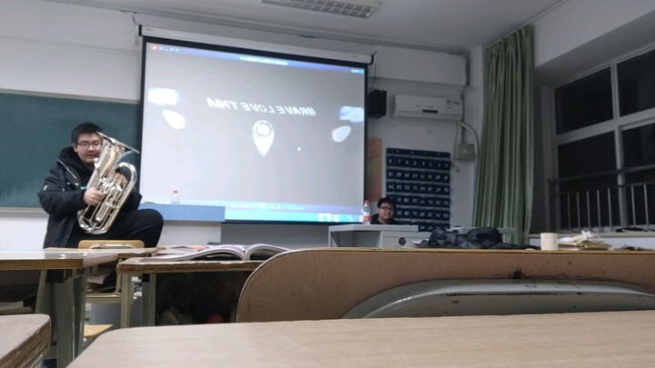 Rekaman video berharga dari ruang kelas tiga anak laki-laki berubah menjadi terang