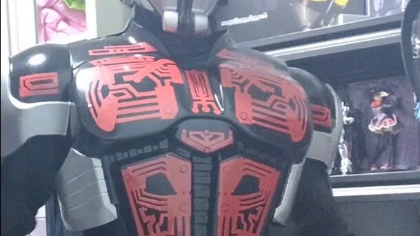 Junior high school students with clumsy hands make their own leather case. Big boss lightly sprays Q