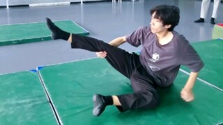 Cekong seperti adik laki-laki di depan orang ini!