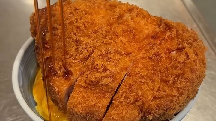 Món Katsudon (cơm phủ thịt chiên xù) nổi tiếng nhất Nhật Bản 🍚