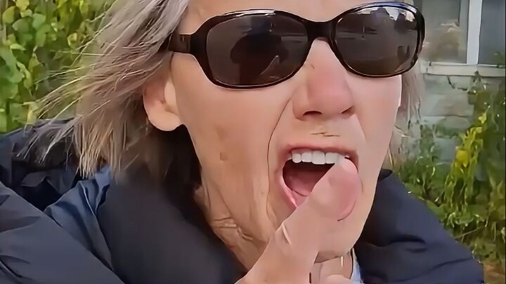 Bahasa Prancis si pria muda yang fasih benar-benar membuat nenek itu tak bisa berkutik!