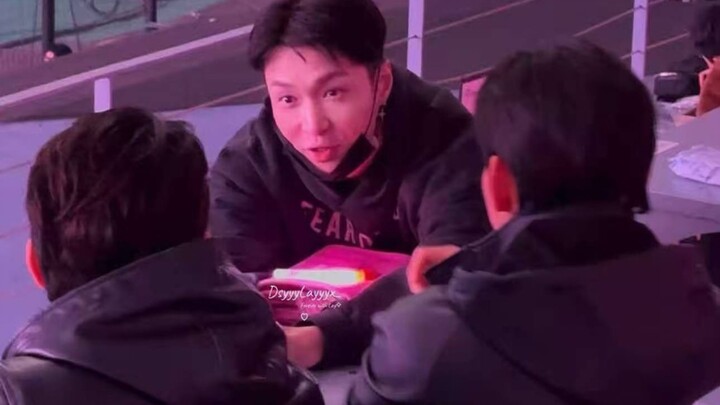 Trong concert của SM, Yixing cổ vũ Chanyoung; độ “nặng ký” của Weijiu vẫn đang tăng lên!