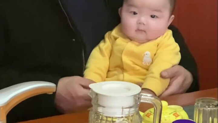 تجلس هكذا على حجري وتكبر بصمت.