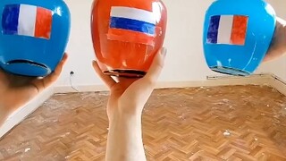 Momen pelepasan tekanan saat botol kaca saling bertabrakan hingga pecah