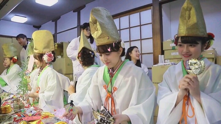 Kuil Ebisu Imamiya di Osaka (2020), para gadis pembawa keberuntungan pada acara Toka Ebisu terlihat 