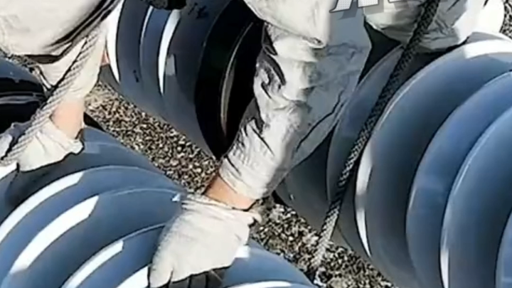 Listrik induksi terlihat jelas dengan mata telanjang! Petugas listrik kerja di ketinggian sambil tet