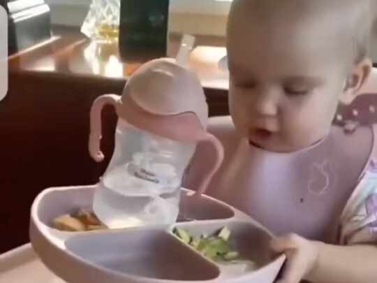 Bayi yang sopan, dengan inisiatif membersihkan peralatan makan...