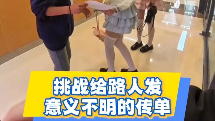 [Thử thách] Phát tờ rơi khó hiểu cho người qua đường