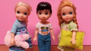 Surprise guest ! Elsa & Anna toddlers - Barbie - bedtime - pet frog