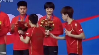 Họ! Họ đã đi vòng quanh bục giảng hết lần này đến lần khác! Trong tám năm!