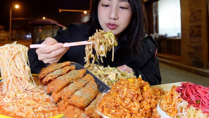Nửa đêm ăn tạm cho qua! Tình cờ gặp món đường mỡ vị cà chua, ăn no thì mới không mơ thấy đói thôi～