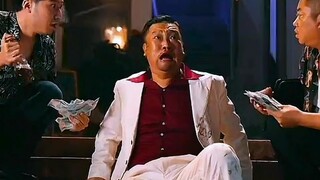 Pemuda itu menggunakan kekuatan supernya untuk berubah menjadi Sun Wukong dan menakuti orang kaya La