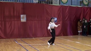 Các cô gái nhảy Trăng xanh Hyorin trong vũ hội năm mới