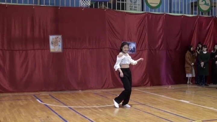 สาวๆ เต้นฮโยรินบลูมูนในงานเต้นรำปีใหม่