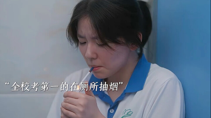 Peringkat satu di sekolah, malah nongkrong di toilet buat ngerokok—ketahuan sama pimpinan sekolah, w