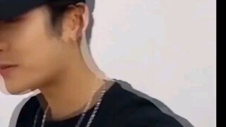 被王嘉尔亲是什么体验 我也就看了几十遍