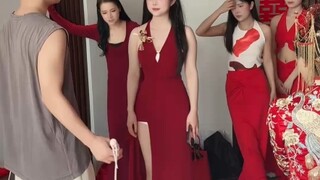 “你小子..” 接亲玩跳绳游戏，带伴娘跳绳搞虚晃一枪，网友：和肘击说去吧