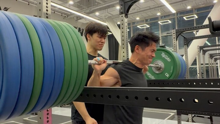 If you're feeling stressed, just watch me get crushed by 300kg!