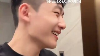 Seorang pria membeli sofa santai tapi malas membuka kemasannya; dia berpikir akan sangat nyaman meno