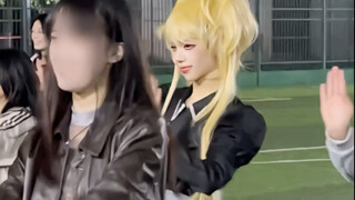 Kamu bilang padaku bahwa penyanyi lagu ini adalah senior?