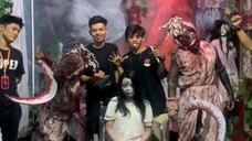 masuk rumah hantu pake kostum pocong