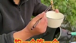 اصطاد واحدًا وتناول واحدًا