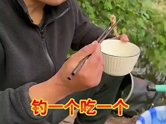 اصطاد واحدًا وتناول واحدًا