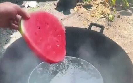البطيخ ألذّ عند قليه. لا تصدقني، لمَ لا تجربه؟ جربه!