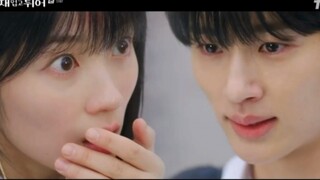 背着善宰跑 啊啊啊啊小率听着耳机里善宰泳池边的告白，而现实善宰跑过来跟小率告白，双重告白啊，喜欢了15年的偶像在19岁这年跟自己告白了两次，这也太好磕了