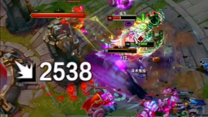 Đội đối phương 5 người: Anh đã phá hơn 10 trụ rồi! Đừng phá nữa! Có lịch sự không vậy!