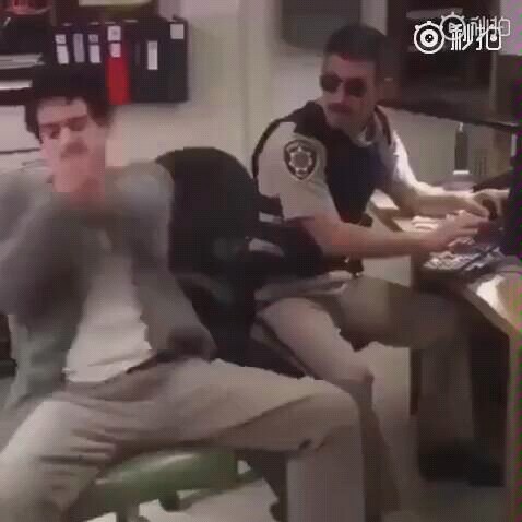 嫌犯的努力感动了在场的每一位警官