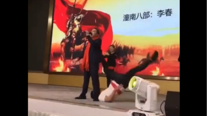 الراقصة المرافقة: صوتك العالي ما يوصل، هاه؟ أنا أساعدك!